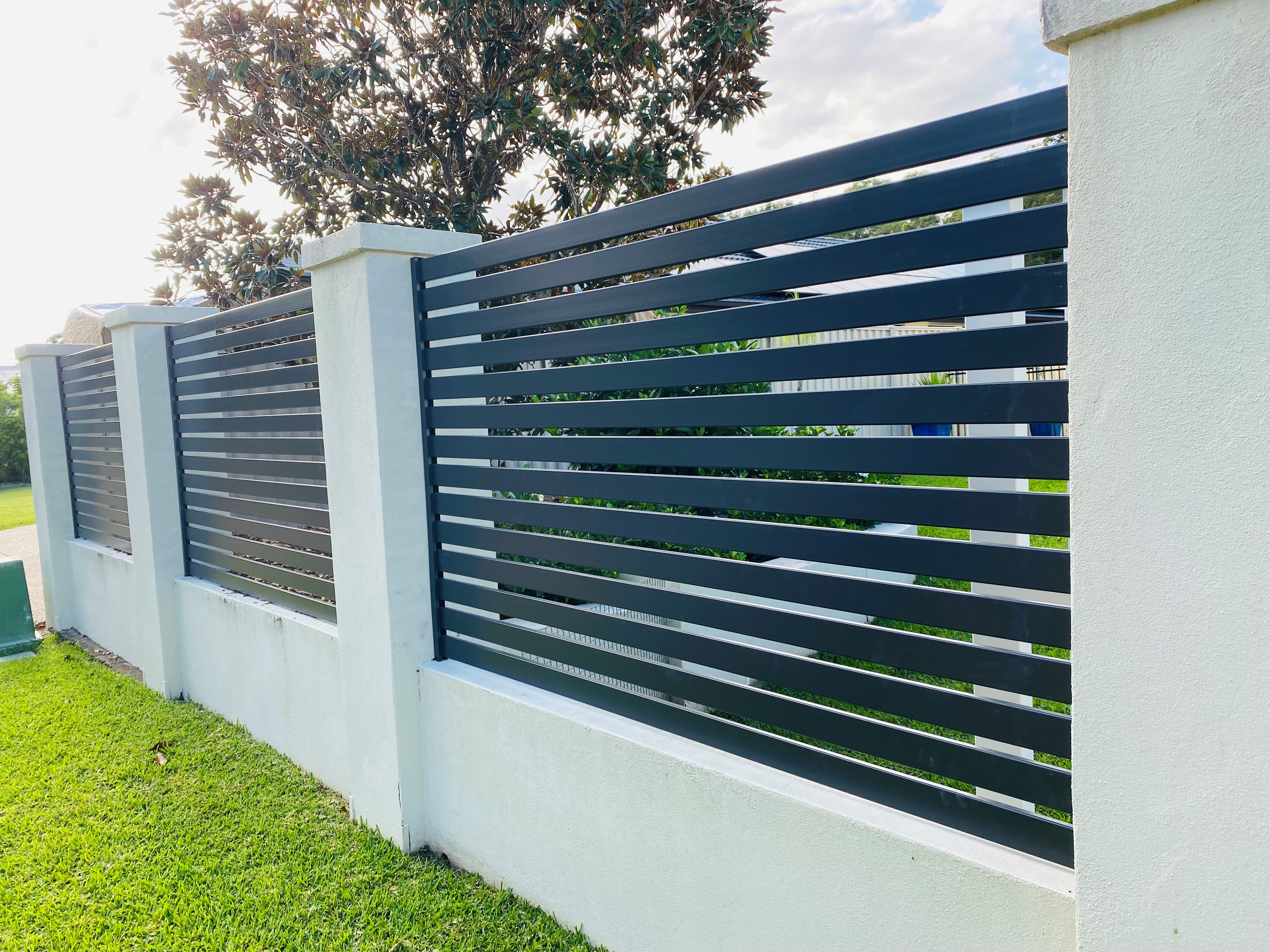 Aluminium slatted fence