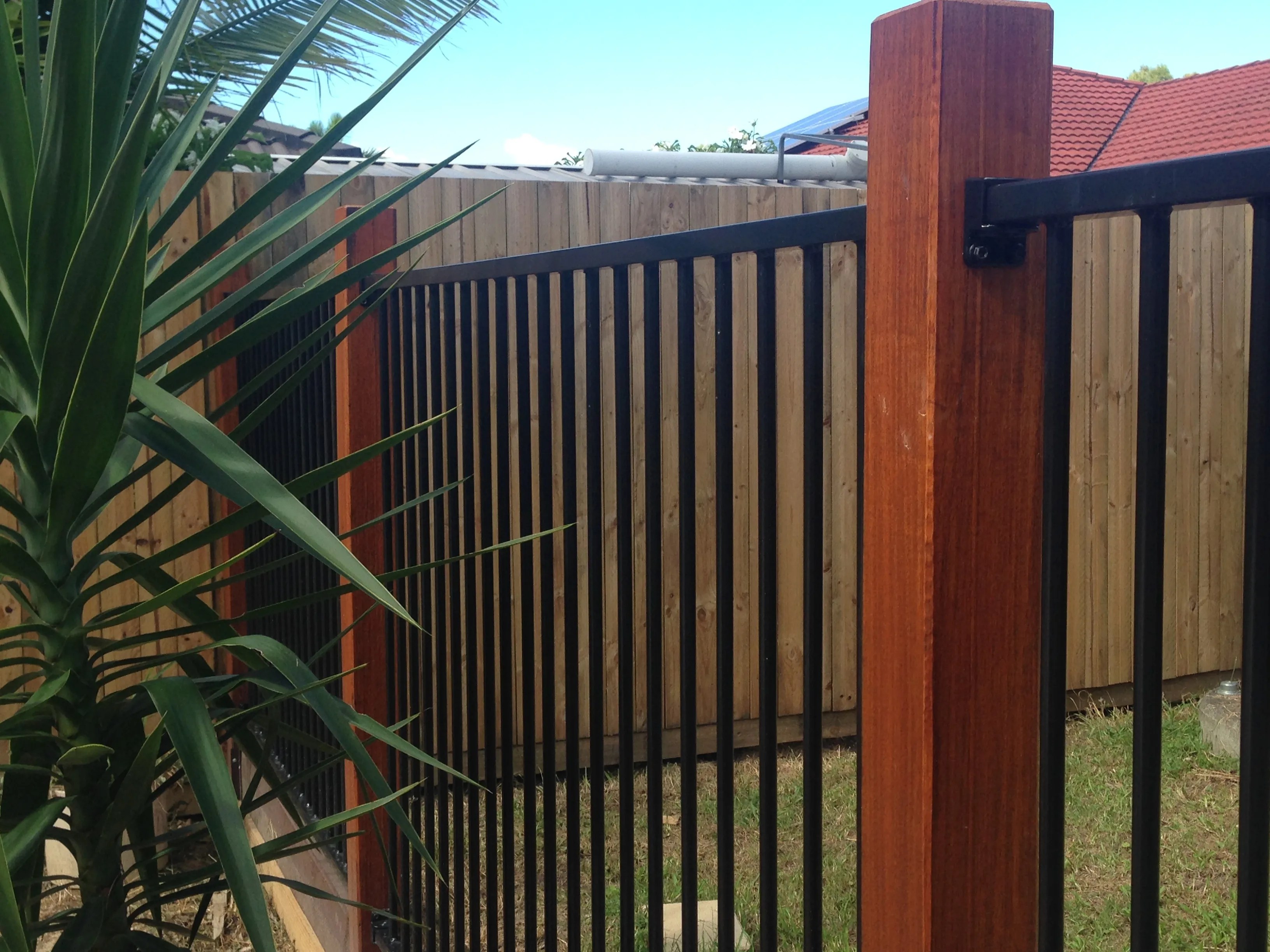 Aluminium Pool Fencing with hardwood posts